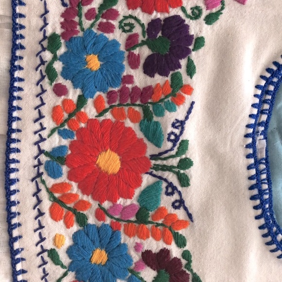 NEW Hand 🖐 Embroidered short sleeve blouses . - Picture 4 of 4